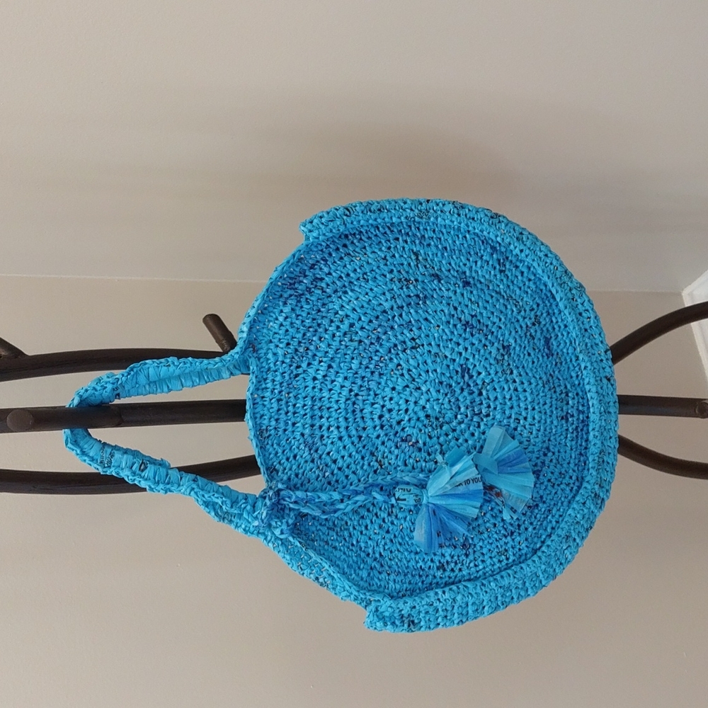 Capri Circle bag made from plarn, varigated blues